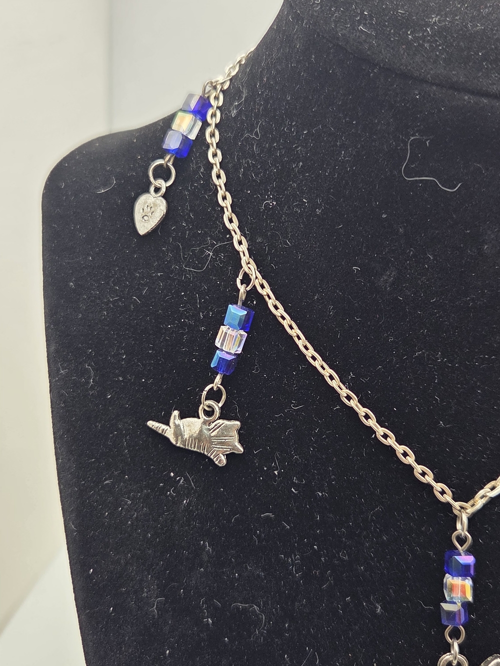 Vintage Whimsical Silver-Tone Multi-Charm Cat & Kitten Dropped Pendant Necklace - Picture 3 of 5